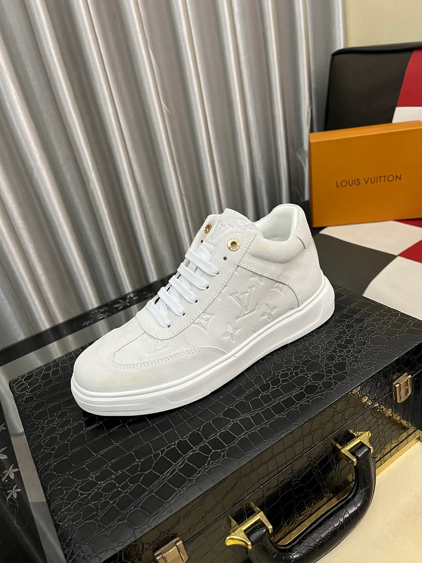Ex-factory price: 420⌚️⌚️《Louis vuitton/LV Louis Vuitton》original quality.~ Unique modern style sneakers. 🏃A must-have casual shoe for trendy men😍😍 Original brand imported from Italy, imported original leather, cowhide lining (refuses to discolor and grind feet) sole: original sole provided by the original factory, French lazy style design ⚠️Fit to the feet, original quality, super comfortable original sole. Code number: 38-443️⃣Colors available